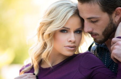 Красивая блондинка Джесса Роудс раздевается догола, чтобы доставить удовольствие своему другу-мужчине картинка 15