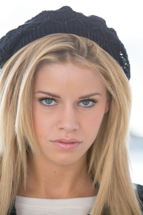 Дерзкая блондинка с маленькими сиськами Джесса Роудс предпочитает стриптиз картинка 3