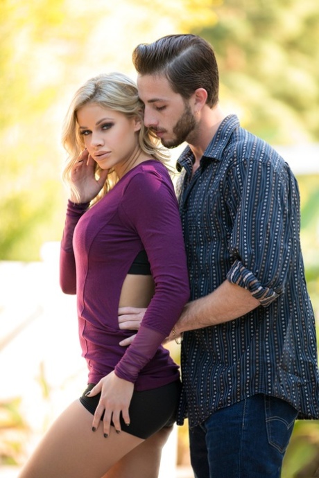 Красивая блондинка Джесса Роудс раздевается догола, чтобы доставить удовольствие своему другу-мужчине картинка 14