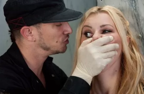 Симпатичную блондинку сдерживают перед жестким трахом картинка 3