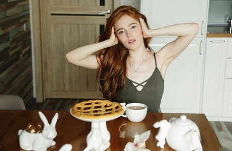 Натуральная рыжеволосая Джиа Лисса теребит пальцами свою киску после того, как расстегнула свое боди картинка 2