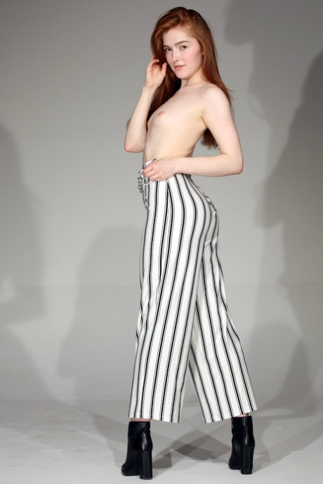 Худенькая рыжеволосая Джиа Лисса обнажает свои крошечные сиськи и красивую попку, когда раздевается картинка 4