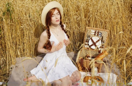 Молодая рыжеволосая Джиа Лисса раздевается догола во время пикника на овсяном поле картинка 3