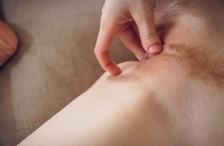 Занудный подросток Джиа Лисса снимает очки и одежду, чтобы позировать обнаженной картинка 11