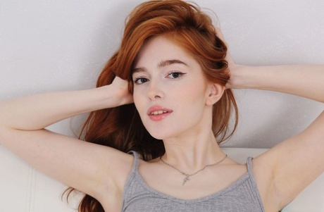 Рыжеволосая Джиа Лисса снимает хлопчатобумажные трусики для дрочки киски крупным планом картинка 6