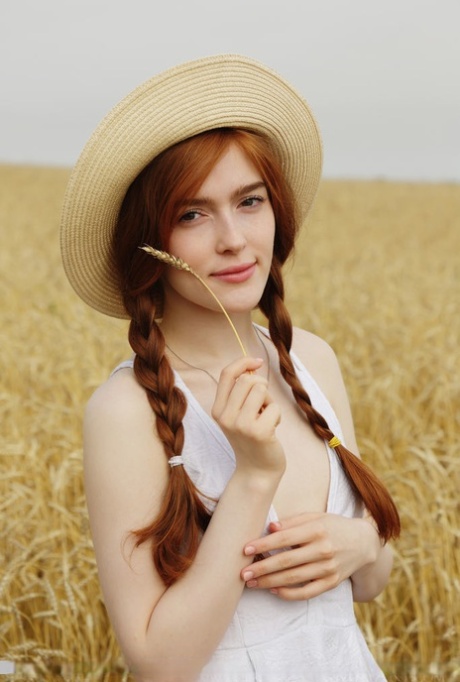 Молодая рыжеволосая Джиа Лисса раздевается догола во время пикника на овсяном поле картинка 2