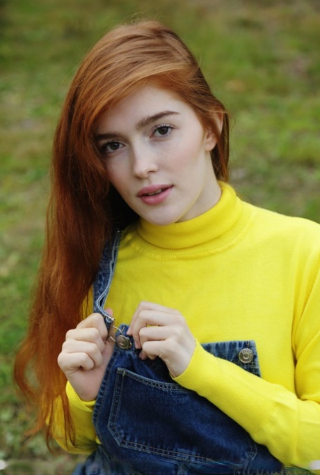 Рыжеволосая девушка-подросток Джиа Лисса раздевается, чтобы позировать обнаженной в лесу картинка 5