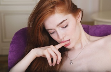 Светлокожая рыжеволосая Джиа Лисса гладит свою подстриженную киску, будучи полностью обнаженной картинка 15