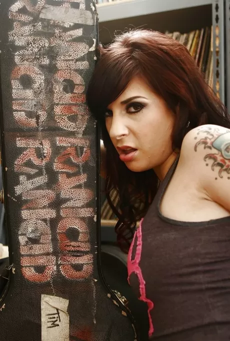 Брюнетка Джоанна Энджел сняла трусики, чтобы показать свою попку картинка 5