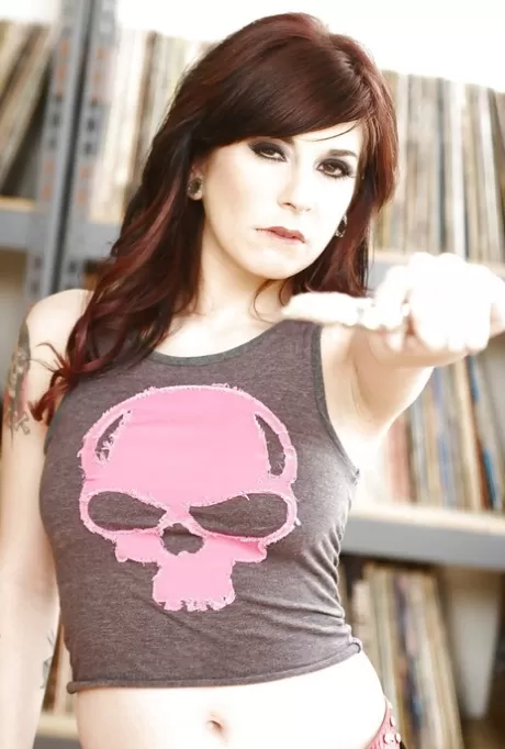 Брюнетка Джоанна Энджел сняла трусики, чтобы показать свою попку картинка 3