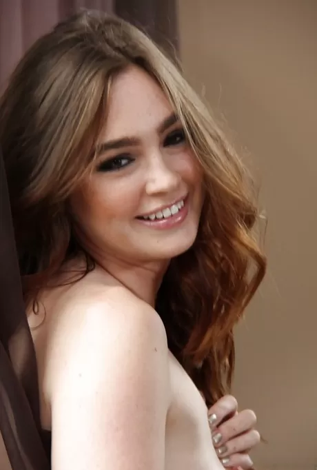 Джоди Тейлор с маленькой грудью демонстрирует свои крошечные сиськи и большую задницу картинка 14