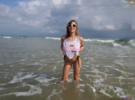 Джозефина Джексон обнажает свои огромные сиськи из майки в океане картинка 7