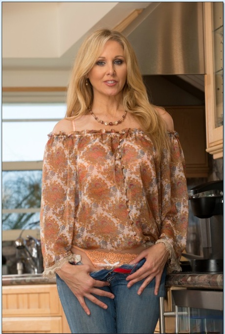 Соблазнительная зрелая леди с большими сиськами Джулия Энн раздевается на кухне картинка 3