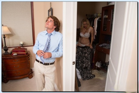 Горячая мамаша Джулия Энн наслаждается жесткой дрочкой и получает сперму на подбородок картинка 2