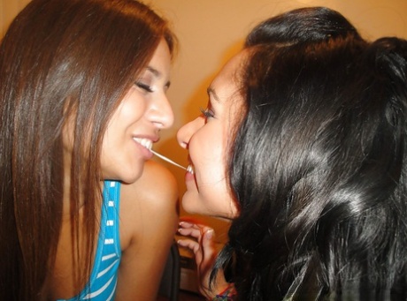 Латиноамериканские подростки Джинкс Мейз и Ким Кеннеди целуются и сосут сиськи друг друга картинка 4