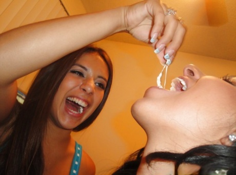 Латиноамериканские подростки Джинкс Мейз и Ким Кеннеди целуются и сосут сиськи друг друга картинка 5