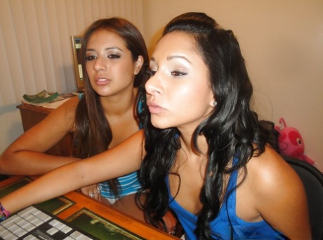 Латиноамериканские подростки Джинкс Мейз и Ким Кеннеди целуются и сосут сиськи друг друга картинка 2