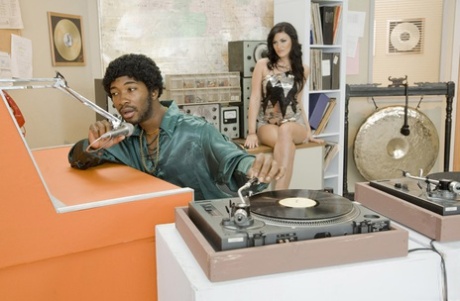 Лучшие порнозвезды воспроизводят классическое телешоу 70-х годов с точки зрения XXX картинка 4