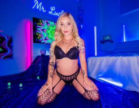 Татуированная блондинка Кали Роузс занимается сексом от первого лица в сексуальных чулках и подвязках картинка 3