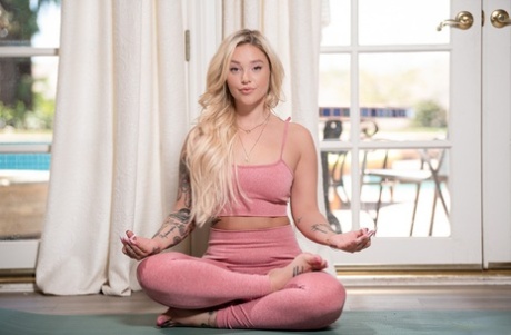 Три толстозадые женщины занимаются йогой в своей тренировочной одежде картинка 3