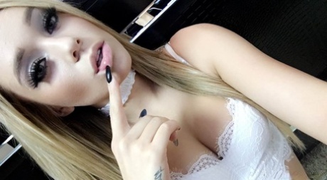 Модель-любитель Кали Роуз делает селфи в различных предметах нижнего белья картинка 8