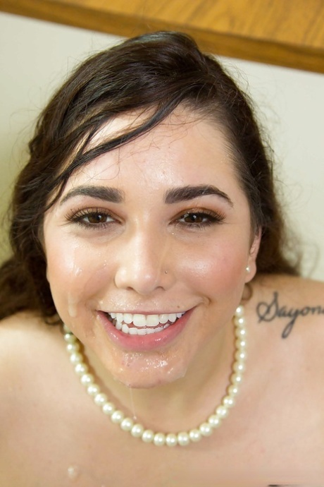 Сексуальная офисная секретарша Карли Грей получает сперму на свое красивое личико картинка 16