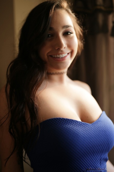 Грудастая брюнетка, не обнаженная соло-девушка Карли Грей позирует в сексуальном обтягивающем платье картинка 8