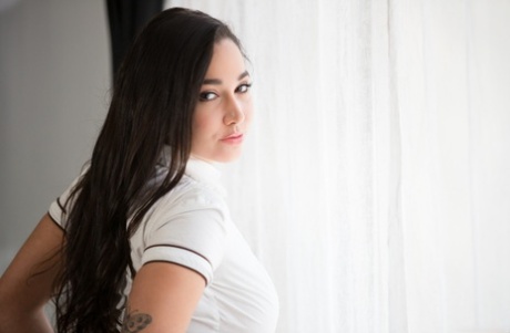 Соблазнительная девушка-одиночка Карли Грей обнажает свои красивые дыни, когда раздевается картинка 5