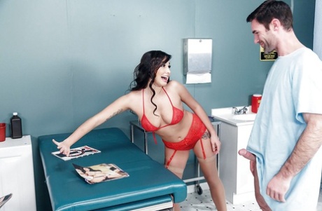 Брюнетка медсестра Карли Грей помогает донору спермы кончить на лицо картинка 4