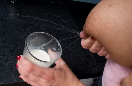 Сексуальная блондинка Катерина Хартлова наполняет стакан грудным молоком на кухне картинка 13