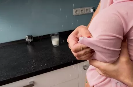 Сексуальная блондинка Катерина Хартлова наполняет стакан грудным молоком на кухне картинка 9