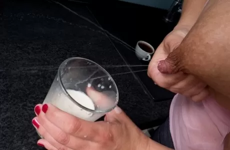 Сексуальная блондинка Катерина Хартлова наполняет стакан грудным молоком на кухне картинка 14