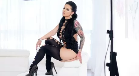 Накрашенная модель Катрина Джейд позирует в откровенном наряде и туфлях на высоком каблуке картинка 11