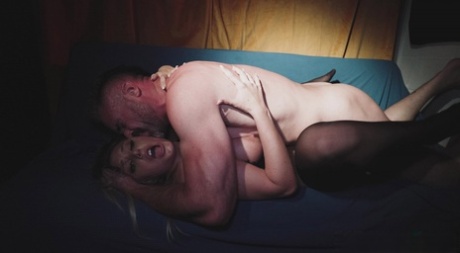 Белокурая цыпочка Кейли Ганнер занимается грубым сексом в чулках картинка 20