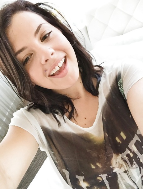 Брюнетка Кейша Грей играет со своим потрясающим телом и тугой киской картинка 3