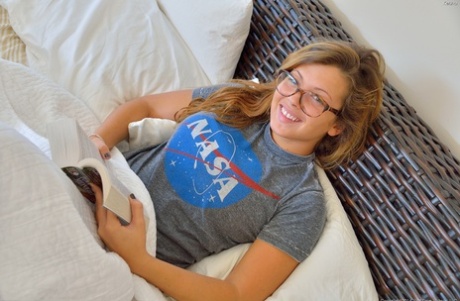 Сексуальная рыжеволосая в очках раздевается, чтобы блеснуть горячей попкой и красивыми большими сиськами на публике картинка 3