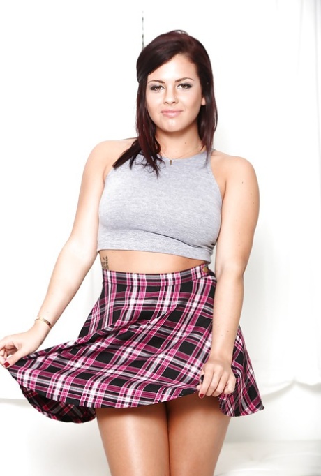 Брюнетка-подросток Кейша Грей освобождает большую подростковую грудь от свитера картинка 6