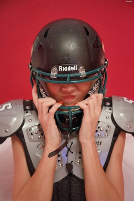 Непослушная девочка-подросток снимает свой спортивный лифчик и трусики, чтобы позировать обнаженной картинка 9