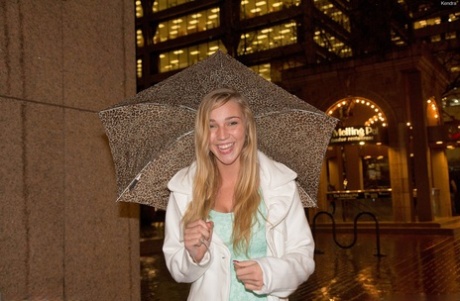 Одетая блондинка направляется домой после вечеринки, чтобы показать большие молодые сиськи после душа картинка 2