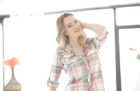 Блондинка по соседству Кенна Джеймс снимает джинсы, чтобы позировать обнаженной картинка 2