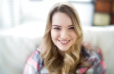 Блондинка по соседству Кенна Джеймс снимает джинсы, чтобы позировать обнаженной картинка 7