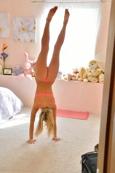 Гибкая блондинка обнажает свою зияющую подростковую киску, чтобы вставить в нее пальцы картинка 4