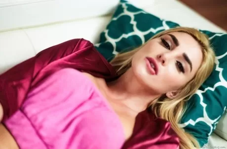 Девочки-подростки Кензи Энн и Эйден Эшли разделяют лесбийский поцелуй на диване картинка 10