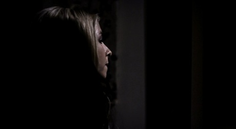 Худенькая блондинка Кензи Ривз щеголяет спермой после жесткого секса со своим отчимом картинка 2