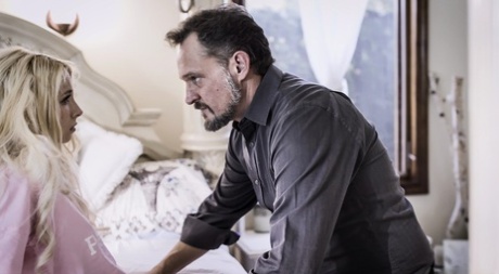 Худенькая блондинка Кензи Ривз щеголяет спермой после жесткого секса со своим отчимом картинка 5