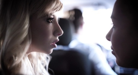 18-летних блондинок Кармен Кальенте и Кензи Ривз обманом заманивают в секс втроем картинка 2