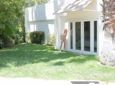 Симпатичная девушка-подросток Кензи Ривз обнажает свои упругие сиськи и попку, чтобы пройтись по лужайке картинка 9