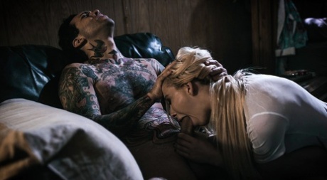 Татуированная брюнетка занимается сексом со своим парнем после того, как он закончил трахать блондинку картинка 2