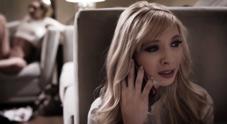 18-летних блондинок Кармен Кальенте и Кензи Ривз обманом заманивают в секс втроем картинка 7