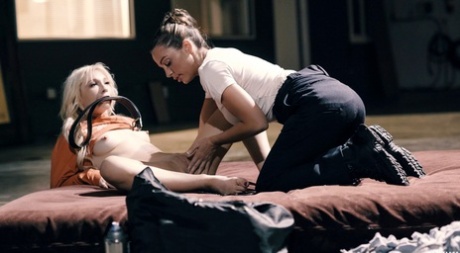 Худенькую блондинку Кензи Ривз принуждает к лесбийскому сексу полицейская Эбигейл Мак картинка 7